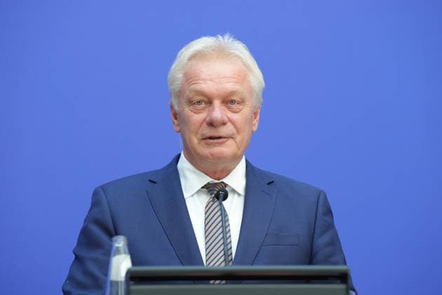 Bundesminister Dr. Wildberger und Bundesminister Rainer eroeffnen Mobilfunkmesswoche 2026 Alois Rainer (Bundesheimatminister) im Portrait bei der Vorstellung der App Mobilfunk Check im Bundesministerium für Digitales und Staatsmodernisierung, Berlin, 24.06.2026 Berlin Berlin Deutschland *** Federal Minister Dr. Wildberger and Federal Minister Rainer open the 2026 Mobile Communications Fair. A portrait of Alois Rainer, Federal Minister of Home Affairs, at the launch of the Mobilfunk Check app at the Federal Ministry for Digital Affairs and State Modernization, Berlin, June 24, 2026. Berlin, Berlin, Germany,detected_source_language