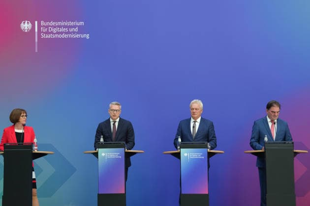 Bundesminister Dr. Wildberger und Bundesminister Rainer eroeffnen Mobilfunkmesswoche 2026 Daniela Boenstrup gemeinsam mit Karsten Wildberger (Bundesdigitalminister), Alois Rainer (Bundesheimatminister) und Ernst-Ferdinand Wilmsmann bei der Pressekonferenz und Vorstellung der App Mobilfunk Check im Bundesministerium für Digitales und Staatsmodernisierung, Berlin, 24.06.2026 Berlin Berlin Deutschland *** Federal Minister Dr. Wildberger and Federal Minister Rainer open the 2026 Mobile Communications Fair Week. Daniela Boenstrup, together with Karsten Wildberger, Federal Minister of Digital Affairs; Alois Rainer, Federal Minister of Home Affairs; and Ernst Ferdinand Wilmsmann, at the press conference and presentation of the Mobilfunk Check