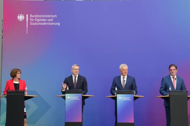 Bundesminister Dr. Wildberger und Bundesminister Rainer eroeffnen Mobilfunkmesswoche 2026 Daniela Boenstrup gemeinsam mit Karsten Wildberger (Bundesdigitalminister), Alois Rainer (Bundesheimatminister) und Ernst-Ferdinand Wilmsmann bei der Pressekonferenz und Vorstellung der App Mobilfunk Check im Bundesministerium für Digitales und Staatsmodernisierung, Berlin, 24.06.2026 Berlin Berlin Deutschland *** Federal Minister Dr. Wildberger and Federal Minister Rainer open the 2026 Mobile Communications Fair Week. Daniela Boenstrup, together with Karsten Wildberger, Federal Minister of Digital Affairs; Alois Rainer, Federal Minister of Home Affairs; and Ernst Ferdinand Wilmsmann, at the press conference and presentation of the Mobilfunk Check