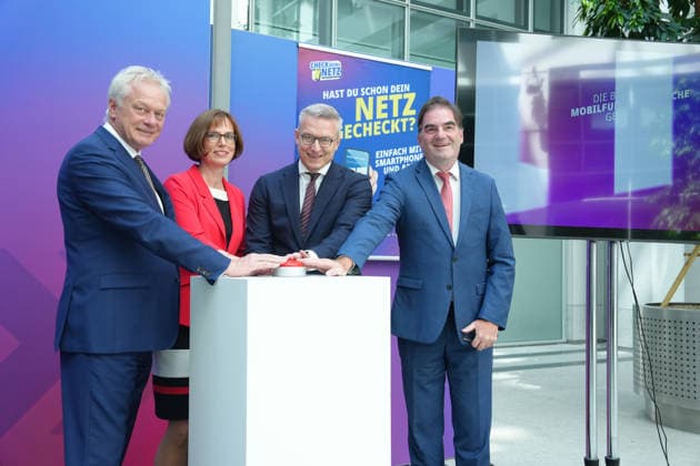 Bundesminister Dr. Wildberger und Bundesminister Rainer eroeffnen Mobilfunkmesswoche 2026 Alois Rainer (Bundesheimatminister) gemeinsam mit Daniela Boenstrup, Karsten Wildberger (Bundesdigitalminister) und Ernst-Ferdinand Wilmsmann druecken gemeinsam den Startknopf zur bundesweiten Messung bei der Vorstellung der App Mobilfunk Check im Bundesministerium für Digitales und Staatsmodernisierung, Berlin, 24.06.2026 Berlin Berlin Deutschland *** Federal Minister Dr. Wildberger and Federal Minister Rainer open the 2026 Mobile Network Measurement Week. Alois Rainer, Federal Minister of Home Affairs, together with Daniela Boenstrup, Karsten Wildberger, Federal Minister of Digital Affairs, and Ernst Ferdinand Wilmsmann jointly press the start butt