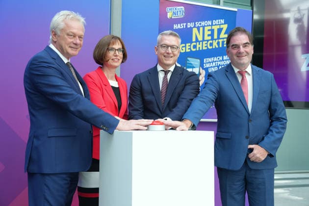 Bundesminister Dr. Wildberger und Bundesminister Rainer eroeffnen Mobilfunkmesswoche 2026 Alois Rainer (Bundesheimatminister) gemeinsam mit Daniela Boenstrup, Karsten Wildberger (Bundesdigitalminister) und Ernst-Ferdinand Wilmsmann druecken gemeinsam den Startknopf zur bundesweiten Messung bei der Vorstellung der App Mobilfunk Check im Bundesministerium für Digitales und Staatsmodernisierung, Berlin, 24.06.2026 Berlin Berlin Deutschland *** Federal Minister Dr. Wildberger and Federal Minister Rainer open the 2026 Mobile Network Measurement Week. Alois Rainer, Federal Minister of Home Affairs, together with Daniela Boenstrup, Karsten Wildberger, Federal Minister of Digital Affairs, and Ernst Ferdinand Wilmsmann jointly press the start butt