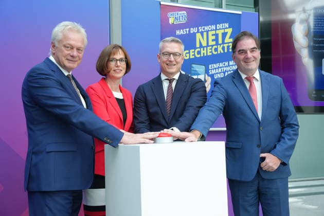 Bundesminister Dr. Wildberger und Bundesminister Rainer eroeffnen Mobilfunkmesswoche 2026 Alois Rainer (Bundesheimatminister) gemeinsam mit Daniela Boenstrup, Karsten Wildberger (Bundesdigitalminister) und Ernst-Ferdinand Wilmsmann druecken gemeinsam den Startknopf zur bundesweiten Messung bei der Vorstellung der App Mobilfunk Check im Bundesministerium für Digitales und Staatsmodernisierung, Berlin, 24.06.2026 Berlin Berlin Deutschland *** Federal Minister Dr. Wildberger and Federal Minister Rainer open the 2026 Mobile Network Measurement Week. Alois Rainer, Federal Minister of Home Affairs, together with Daniela Boenstrup, Karsten Wildberger, Federal Minister of Digital Affairs, and Ernst Ferdinand Wilmsmann jointly press the start butt