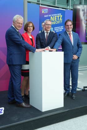 Bundesminister Dr. Wildberger und Bundesminister Rainer eroeffnen Mobilfunkmesswoche 2026 Alois Rainer (Bundesheimatminister) gemeinsam mit Daniela Boenstrup, Karsten Wildberger (Bundesdigitalminister) und Ernst-Ferdinand Wilmsmann druecken gemeinsam den Startknopf zur bundesweiten Messung bei der Vorstellung der App Mobilfunk Check im Bundesministerium für Digitales und Staatsmodernisierung, Berlin, 24.06.2026 Berlin Berlin Deutschland *** Federal Minister Dr. Wildberger and Federal Minister Rainer open the 2026 Mobile Network Measurement Week. Alois Rainer, Federal Minister of Home Affairs, together with Daniela Boenstrup, Karsten Wildberger, Federal Minister of Digital Affairs, and Ernst Ferdinand Wilmsmann jointly press the start butt