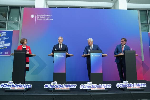 Bundesminister Dr. Wildberger und Bundesminister Rainer eroeffnen Mobilfunkmesswoche 2026 Daniela Boenstrup gemeinsam mit Karsten Wildberger (Bundesdigitalminister), Alois Rainer (Bundesheimatminister) und Ernst-Ferdinand Wilmsmann bei der Pressekonferenz und Vorstellung der App Mobilfunk Check im Bundesministerium für Digitales und Staatsmodernisierung, Berlin, 24.06.2026 Berlin Berlin Deutschland *** Federal Minister Dr. Wildberger and Federal Minister Rainer open the 2026 Mobile Communications Fair Week. Daniela Boenstrup, together with Karsten Wildberger, Federal Minister of Digital Affairs; Alois Rainer, Federal Minister of Home Affairs; and Ernst Ferdinand Wilmsmann, at the press conference and presentation of the Mobilfunk Check