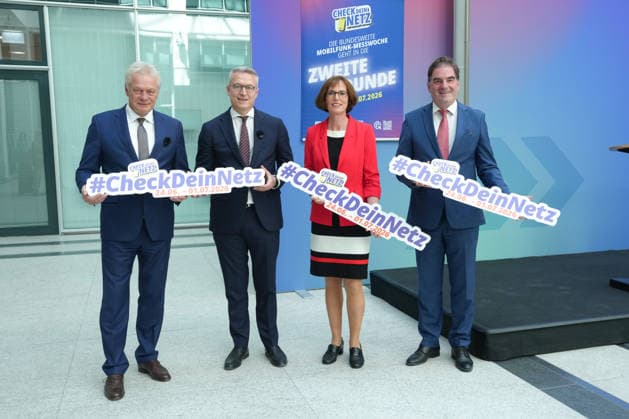 Bundesminister Dr. Wildberger und Bundesminister Rainer eroeffnen Mobilfunkmesswoche 2026 Alois Rainer (Bundesheimatminister) gemeinsam mit Karsten Wildberger (Bundesdigitalminister), Daniela Boenstrup und Ernst-Ferdinand Wilmsmann bei der Vorstellung der App Mobilfunk Check im Bundesministerium für Digitales und Staatsmodernisierung, Berlin, 24.06.2026 Berlin Berlin Deutschland *** Federal Minister Dr. Wildberger and Federal Minister Rainer open the 2026 Mobile Communications Fair Week. Alois Rainer, Federal Minister of Home Affairs, together with Karsten Wildberger, Federal Minister of Digital Affairs, Daniela Boenstrup, and Ernst Ferdinand Wilmsmann, at the presentation of the Mobilfunk Check app at the Federal Ministry of Digital Af