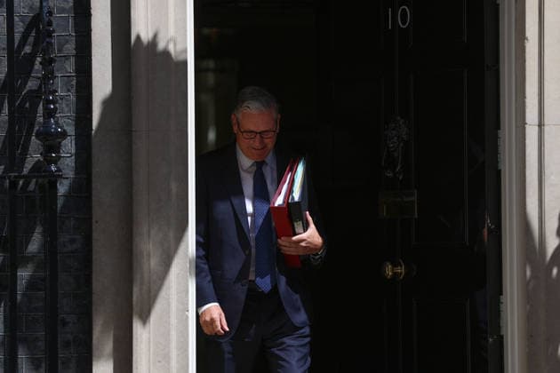 June 24, 2026, London, England, United Kingdom: British Prime Minister Sir Keir Starmer departs 10 Downing Street for the House of Commons to attend the Prime Minister s Questions. London United Kingdom  - ZUMAa279 20260624_zsp_a279_002 Copyright: xZeynepxDemirxAslimx