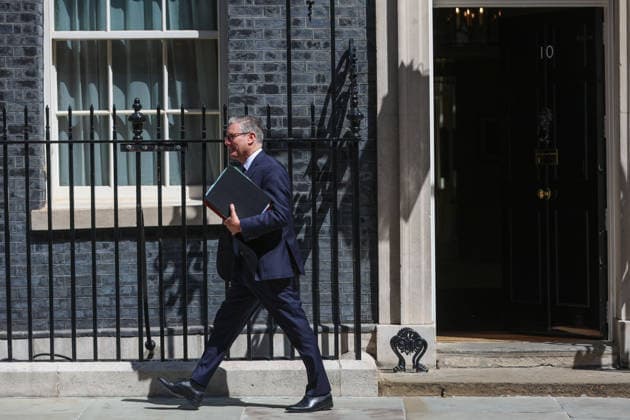 June 24, 2026, London, England, United Kingdom: British Prime Minister Sir Keir Starmer departs 10 Downing Street for the House of Commons to attend the Prime Minister s Questions. London United Kingdom - ZUMAa279 20260624_zsp_a279_010 Copyright: xZeynepxDemirxAslimx