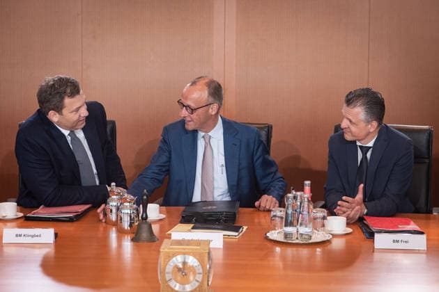 Berlin, Kabinettssitzung der Bundesregierung Kabinettssitzung der Bundesregierung am 24.06.2026 im Bundeskanzleramt in Berlin. Im Bild: Bundeskanzler Friedrich Merz (CDU), Thorsten Frei (Bundesminister für besondere Aufgaben Chef des Bundeskanzleramtes, CDU) und Lars Klingbeil (Finanzminister, Vize-Kanzler, SPD). Berlin Bundeskanzleramt Berlin Deutschland *** Berlin, Federal Government Cabinet Meeting Federal Government Cabinet Meeting on June 24, 2026, at the Federal Chancellery in Berlin. Pictured