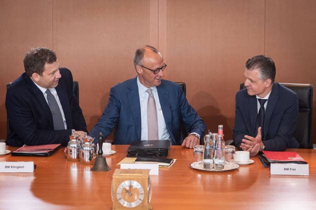 Berlin, Kabinettssitzung der Bundesregierung Kabinettssitzung der Bundesregierung am 24.06.2026 im Bundeskanzleramt in Berlin. Im Bild: Bundeskanzler Friedrich Merz (CDU), Thorsten Frei (Bundesminister für besondere Aufgaben Chef des Bundeskanzleramtes, CDU) und Lars Klingbeil (Finanzminister, Vize-Kanzler, SPD). Berlin Bundeskanzleramt Berlin Deutschland *** Berlin, Federal Government Cabinet Meeting Federal Government Cabinet Meeting on June 24, 2026, at the Federal Chancellery in Berlin. Pictured