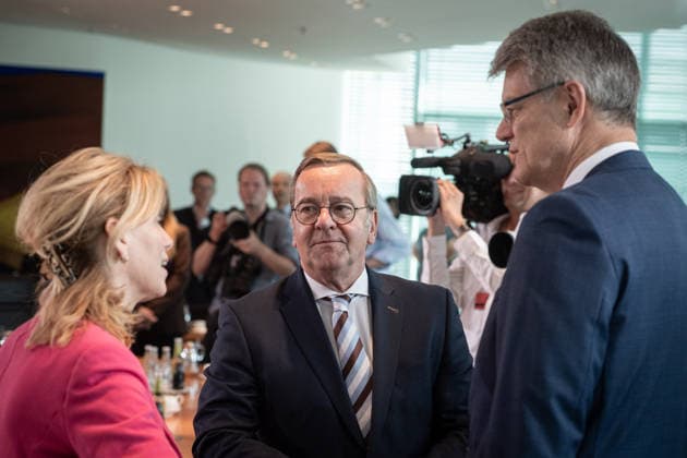 Berlin, Kabinettssitzung der Bundesregierung Kabinettssitzung der Bundesregierung am 24.06.2026 im Bundeskanzleramt in Berlin. Im Bild: Boris Pistorius (Bundesminister der Verteidigung, SPD), Karin Prien (Bundesministerin für Bildung, Familie, Senioren, Frauen und Jugend, CDU) und Patrick Schnieder (Bundesminister für Verkehr, CDU). Berlin Bundeskanzleramt Berlin Deutschland *** Berlin, Federal Government Cabinet Meeting Federal Government Cabinet Meeting on June 24, 2026, at the Federal Chancellery in Berlin Pictured