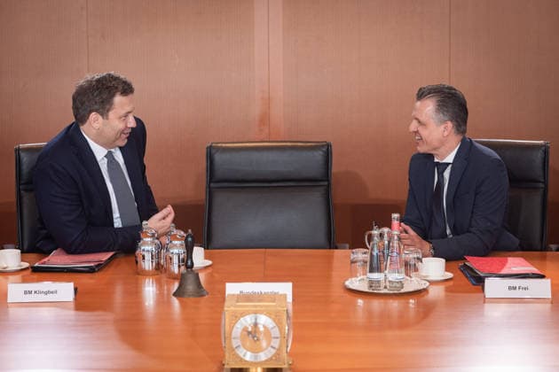 Berlin, Kabinettssitzung der Bundesregierung Kabinettssitzung der Bundesregierung am 24.06.2026 im Bundeskanzleramt in Berlin. Im Bild: Lars Klingbeil (Finanzminister, Vize-Kanzler, SPD) und Thorsten Frei (Bundesminister für besondere Aufgaben Chef des Bundeskanzleramtes, CDU) Berlin Bundeskanzleramt Berlin Deutschland *** Berlin, Federal Government Cabinet Meeting Federal Government Cabinet Meeting on June 24, 2026, at the Federal Chancellery in Berlin Pictured