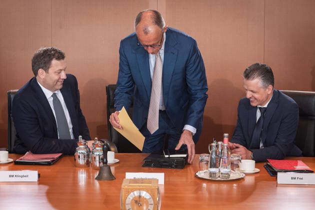Berlin, Kabinettssitzung der Bundesregierung Kabinettssitzung der Bundesregierung am 24.06.2026 im Bundeskanzleramt in Berlin. Im Bild: Bundeskanzler Friedrich Merz (CDU), Thorsten Frei (Bundesminister für besondere Aufgaben Chef des Bundeskanzleramtes, CDU) und Lars Klingbeil (Finanzminister, Vize-Kanzler, SPD). Berlin Bundeskanzleramt Berlin Deutschland *** Berlin, Federal Government Cabinet Meeting Federal Government Cabinet Meeting on June 24, 2026, at the Federal Chancellery in Berlin. Pictured