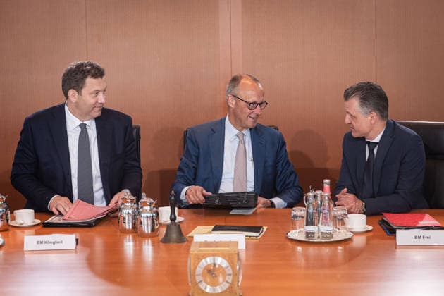 Berlin, Kabinettssitzung der Bundesregierung Kabinettssitzung der Bundesregierung am 24.06.2026 im Bundeskanzleramt in Berlin. Im Bild: Bundeskanzler Friedrich Merz (CDU), Thorsten Frei (Bundesminister für besondere Aufgaben Chef des Bundeskanzleramtes, CDU) und Lars Klingbeil (Finanzminister, Vize-Kanzler, SPD). Berlin Bundeskanzleramt Berlin Deutschland *** Berlin, Federal Government Cabinet Meeting Federal Government Cabinet Meeting on June 24, 2026, at the Federal Chancellery in Berlin. Pictured