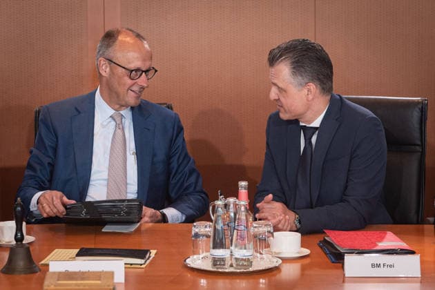 Berlin, Kabinettssitzung der Bundesregierung Kabinettssitzung der Bundesregierung am 24.06.2026 im Bundeskanzleramt in Berlin. Im Bild: Bundeskanzler Friedrich Merz (CDU), Thorsten Frei (Bundesminister für besondere Aufgaben Chef des Bundeskanzleramtes, CDU). Berlin Bundeskanzleramt Berlin Deutschland *** Berlin, Federal Government Cabinet Meeting Federal Government Cabinet Meeting on June 24, 2026, at the Federal Chancellery in Berlin Pictured