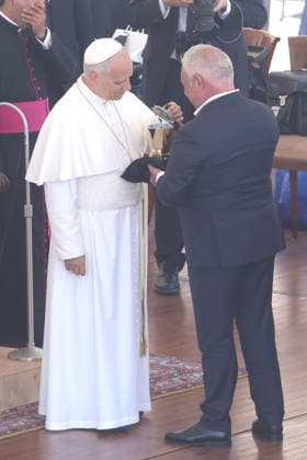 IPA86006971 - Vatican City - Italy, June 24, 2026: At the end of the audience, the pontiff receives gifts, including a gold-colored moka coffee pot bearing his likeness. Pope Leo XIV presides over the Wednesday General Audience in St. Peter™s Square. This morning, thousands of faithful and pilgrims from around the world gathered in St. Peter™s Square to attend the Wednesday General Audience with Pope Leo XIV. It was a moment of prayer, listening, and communion that filled the square with hope, reflection, and joy.  Copyright: xmarcoxiacobuccix xmarcoxiacobuccix 86006971