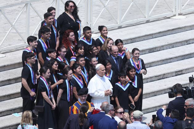 IPA86006999 - Vatican City - Italy, June 24, 2026: At the end of the audience, the pontiff poses for photos with a group of Asian youth. Pope Leo XIV presides over the Wednesday General Audience in St. Peter™s Square. This morning, thousands of faithful and pilgrims from around the world gathered in St. Peter™s Square to attend the Wednesday General Audience with Pope Leo XIV. It was a moment of prayer, listening, and fellowship that filled the square with hope, reflection, and joy.  Copyright: xmarcoxiacobuccix xmarcoxiacobuccix 86006999