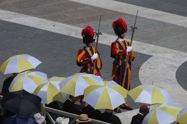 IPA86006964 - Vatican City - Italy, June 24, 2026: White and yellow umbrellas are open in the square to provide shade from the sun. The pontiff makes his way around the square on the popemobile, greeting the faithful and pilgrims and blessing the children. Pope Leo XIV presides over the Wednesday General Audience in St. Peter™s Square. This morning, thousands of faithful and pilgrims from around the world gathered in St. Peter™s Square to attend the Wednesday General Audience with Pope Leo XIV. It was a moment of prayer, listening, and communion that filled the square with hope, reflection, and joy.  Copyright: xmarcoxiacobuccix xmarcoxiacobuccix 86006964