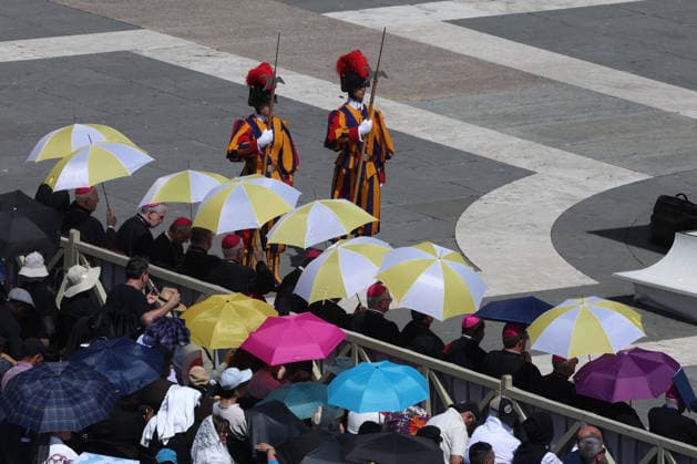 IPA86006965 - Vatican City - Italy, June 24, 2026: White and yellow umbrellas are open in the square to provide shade from the sun. The pontiff makes his way around the square on the papal motorcade, greeting the faithful and pilgrims and blessing the children. Pope Leo XIV presides over the Wednesday General Audience in St. Peter™s Square. This morning, thousands of faithful and pilgrims from around the world gathered in St. Peter™s Square to attend the Wednesday General Audience with Pope Leo XIV. It was a moment of prayer, listening, and communion that filled the square with hope, reflection, and joy.  Copyright: xmarcoxiacobuccix xmarcoxiacobuccix 86006965