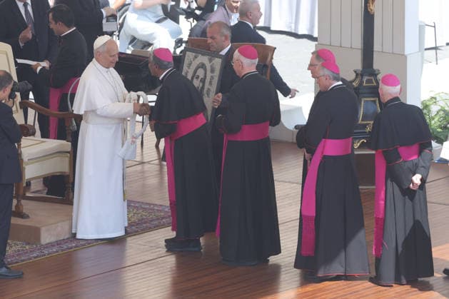 IPA86006968 - Vatican City - Italy, June 24, 2026: At the end of the audience, the pontiff receives gifts. The pontiff makes his way around the square on the popemobile, greeting the faithful and pilgrims and blessing the children. Pope Leo XIV presides over the Wednesday General Audience in St. Peter™s Square. This morning, thousands of faithful and pilgrims from around the world gathered in St. Peter™s Square to participate in the Wednesday General Audience with Pope Leo XIV. It was a moment of prayer, listening, and communion that filled the square with hope, reflection, and joy.  Copyright: xmarcoxiacobuccix xmarcoxiacobuccix 86006968