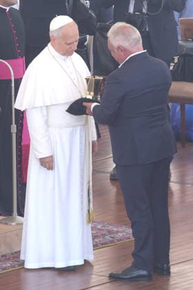 IPA86006969 - Vatican City - Italy, June 24, 2026: At the end of the audience, the pontiff receives gifts, including a gold-colored moka coffee pot bearing his likeness. Pope Leo XIV presides over the Wednesday General Audience in St. Peter™s Square. This morning, thousands of faithful and pilgrims from around the world gathered in St. Peter™s Square to attend the Wednesday General Audience with Pope Leo XIV. It was a moment of prayer, listening, and communion that filled the square with hope, reflection, and joy.  Copyright: xmarcoxiacobuccix xmarcoxiacobuccix 86006969