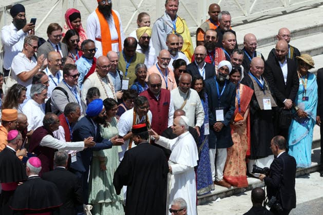 IPA86006981 - Vatican City - Italy, June 24, 2026: At the end of the audience, the pontiff poses for a group photo with representatives of the Indian and Sikh communities. Pope Leo XIV presides over the Wednesday General Audience in St. Peter™s Square. This morning, thousands of faithful and pilgrims from around the world gathered in St. Peter™s Square to attend the Wednesday General Audience with Pope Leo XIV. It was a moment of prayer, listening, and communion that filled the square with hope, reflection, and joy.  Copyright: xmarcoxiacobuccix xmarcoxiacobuccix 86006981