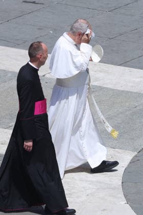 IPA86006984 - Vatican City - Italy, June 24, 2026: The pontiff wipes the sweat from his brow due to the intense heat. Pope Leo XIV presides over the Wednesday General Audience in St. Peter™s Square. This morning, thousands of faithful and pilgrims from around the world gathered in St. Peter™s Square to attend the Wednesday General Audience with Pope Leo XIV. It was a moment of prayer, listening, and communion that filled the square with hope, reflection, and joy.  Copyright: xmarcoxiacobuccix xmarcoxiacobuccix 86006984