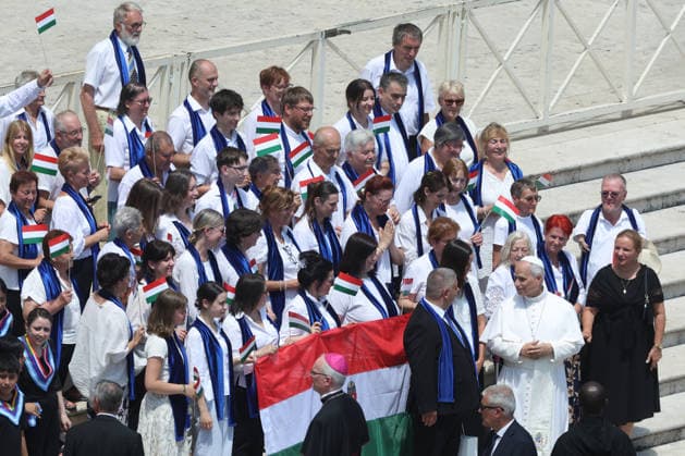 IPA86006993 - Vatican City - Italy, June 24, 2026: At the end of the audience, the pontiff poses for photos with a group of Hungarian musicians. Pope Leo XIV presides over the Wednesday General Audience in St. Peter™s Square. This morning, thousands of faithful and pilgrims from around the world gathered in St. Peter™s Square to attend the Wednesday General Audience with Pope Leo XIV. It was a moment of prayer, listening, and fellowship that filled the square with hope, reflection, and joy.  Copyright: xmarcoxiacobuccix xmarcoxiacobuccix 86006993