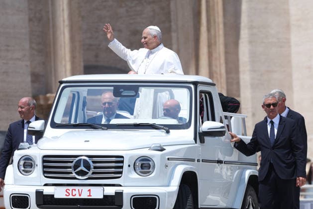 IPA86007003 - Vatican City - Italy, June 24, 2026: At the end of the audience, the pontiff leaves the square and greets the faithful who remain. Pope Leo XIV presides over the Wednesday General Audience in St. Peter™s Square. This morning, thousands of faithful and pilgrims from around the world gathered in St. Peter™s Square to attend the Wednesday General Audience with Pope Leo XIV. It was a moment of prayer, listening, and communion that filled the square with hope, reflection, and joy.  Copyright: xmarcoxiacobuccix xmarcoxiacobuccix 86007003