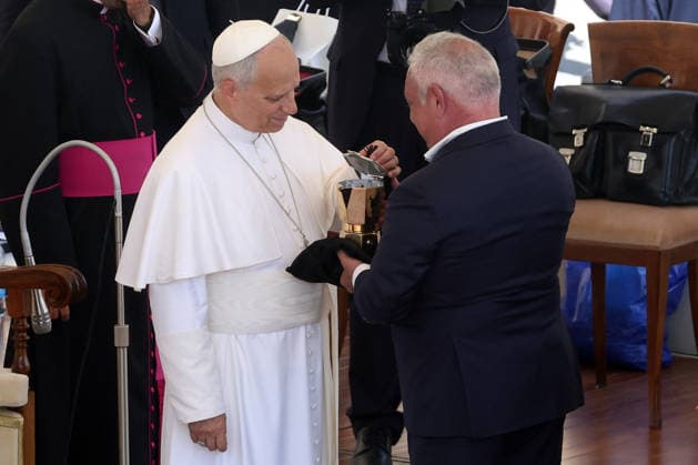 IPA86007088 - Vatican City - Italy, June 24, 2026: At the end of the audience, the pontiff receives gifts, including a gold-colored moka coffee pot bearing his likeness. Pope Leo XIV presides over the Wednesday General Audience in St. Peter™s Square. This morning, thousands of faithful and pilgrims from around the world gathered in St. Peter™s Square to attend the Wednesday General Audience with Pope Leo XIV. It was a moment of prayer, listening, and communion that filled the square with hope, reflection, and joy.  Copyright: xmarcoxiacobuccix xmarcoxiacobuccix 86007088