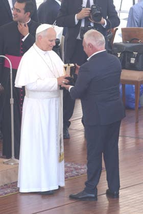 IPA86006973 - Vatican City - Italy, June 24, 2026: At the end of the audience, the pontiff receives gifts, including a gold-colored moka coffee pot bearing his likeness. Pope Leo XIV presides over the Wednesday General Audience in St. Peter™s Square. This morning, thousands of faithful and pilgrims from around the world gathered in St. Peter™s Square to attend the Wednesday General Audience with Pope Leo XIV. It was a moment of prayer, listening, and communion that filled the square with hope, reflection, and joy.  Copyright: xmarcoxiacobuccix xmarcoxiacobuccix 86006973