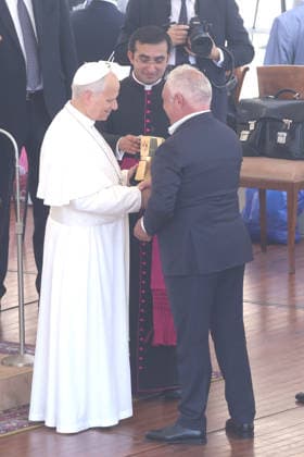 IPA86006974 - Vatican City - Italy, June 24, 2026: At the end of the audience, the pontiff receives gifts, including a gold-colored moka coffee pot bearing his likeness. Pope Leo XIV presides over the Wednesday General Audience in St. Peter™s Square. This morning, thousands of faithful and pilgrims from around the world gathered in St. Peter™s Square to attend the Wednesday General Audience with Pope Leo XIV. It was a moment of prayer, listening, and communion that filled the square with hope, reflection, and joy.  Copyright: xmarcoxiacobuccix xmarcoxiacobuccix 86006974