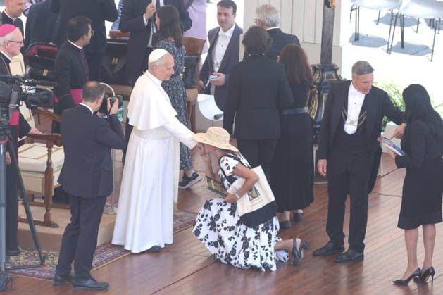 IPA86006975 - Vatican City - Italy, June 24, 2026: At the end of the audience, the pontiff receives gifts. Pope Leo XIV presides over the Wednesday General Audience in St. Peter™s Square. This morning, thousands of faithful and pilgrims from around the world gathered in St. Peter™s Square to attend the Wednesday General Audience with Pope Leo XIV. It was a moment of prayer, listening, and communion that filled the square with hope, reflection, and joy.  Copyright: xmarcoxiacobuccix xmarcoxiacobuccix 86006975