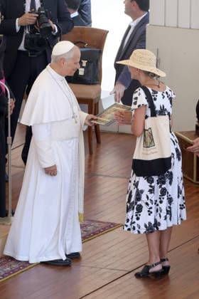 IPA86006976 - Vatican City - Italy, June 24, 2026: At the end of the audience, the pontiff receives gifts. Pope Leo XIV presides over the Wednesday General Audience in St. Peter™s Square. This morning, thousands of faithful and pilgrims from around the world gathered in St. Peter™s Square to attend the Wednesday General Audience with Pope Leo XIV. It was a moment of prayer, listening, and communion that filled the square with hope, reflection, and joy.  Copyright: xmarcoxiacobuccix xmarcoxiacobuccix 86006976