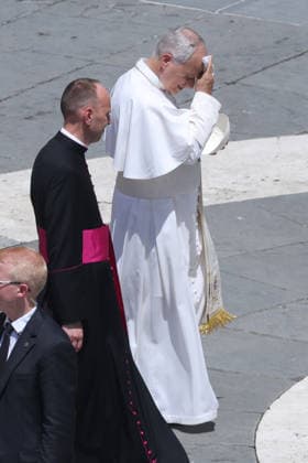 IPA86006987 - Vatican City - Italy, June 24, 2026: The pontiff wipes the sweat from his brow due to the intense heat. Pope Leo XIV presides over the Wednesday General Audience in St. Peter™s Square. This morning, thousands of faithful and pilgrims from around the world gathered in St. Peter™s Square to attend the Wednesday General Audience with Pope Leo XIV. It was a moment of prayer, listening, and fellowship that filled the square with hope, reflection, and joy.  Copyright: xmarcoxiacobuccix xmarcoxiacobuccix 86006987