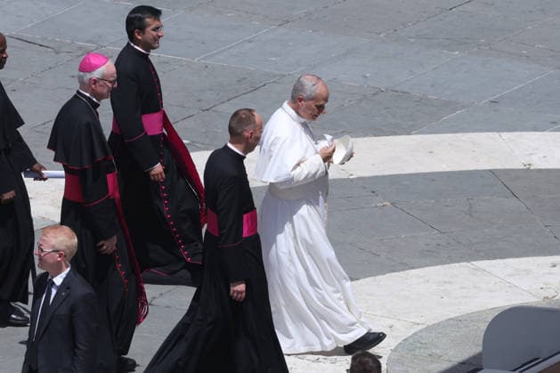 IPA86006989 - Vatican City - Italy, June 24, 2026: The pontiff wipes the sweat from his brow due to the intense heat. Pope Leo XIV presides over the Wednesday General Audience in St. Peter™s Square. This morning, thousands of faithful and pilgrims from around the world gathered in St. Peter™s Square to attend the Wednesday General Audience with Pope Leo XIV. It was a moment of prayer, listening, and fellowship that filled the square with hope, reflection, and joy.  Copyright: xmarcoxiacobuccix xmarcoxiacobuccix 86006989