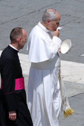 IPA86006986 - Vatican City - Italy, June 24, 2026: The pontiff wipes the sweat from his brow due to the intense heat. Pope Leo XIV presides over the Wednesday General Audience in St. Peter™s Square. This morning, thousands of faithful and pilgrims from around the world gathered in St. Peter™s Square to attend the Wednesday General Audience with Pope Leo XIV. It was a moment of prayer, listening, and communion that filled the square with hope, reflection, and joy.  Copyright: xmarcoxiacobuccix xmarcoxiacobuccix 86006986