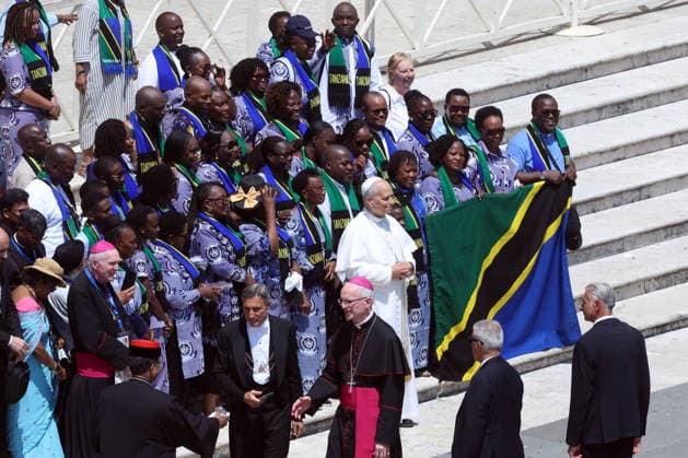 IPA86006978 - Vatican City - Italy, June 24, 2026: At the end of the audience, the pontiff poses for a group photo with African musicians. Pope Leo XIV presides over the Wednesday General Audience in St. Peter™s Square. This morning, thousands of faithful and pilgrims from around the world gathered in St. Peter™s Square to attend the Wednesday General Audience with Pope Leo XIV. It was a moment of prayer, listening, and communion that filled the square with hope, reflection, and joy.  Copyright: xmarcoxiacobuccix xmarcoxiacobuccix 86006978