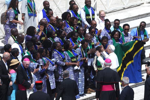 IPA86006979 - Vatican City - Italy, June 24, 2026: At the end of the audience, the pontiff poses for a group photo with African musicians. Pope Leo XIV presides over the Wednesday General Audience in St. Peter™s Square. This morning, thousands of faithful and pilgrims from around the world gathered in St. Peter™s Square to attend the Wednesday General Audience with Pope Leo XIV. It was a moment of prayer, listening, and communion that filled the square with hope, reflection, and joy.  Copyright: xmarcoxiacobuccix xmarcoxiacobuccix 86006979