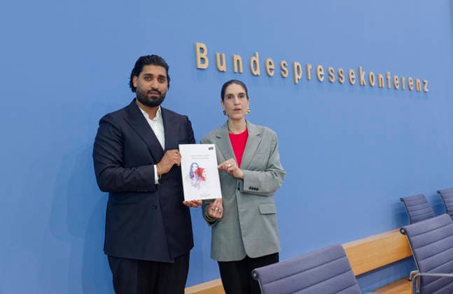 Lagebild antimuslimischer Rassismus 2026-06-24 Deutschland, Berlin SBundespressekonferenz: Vorstellung des zivilgesellschaftlichen Lagebildes antimuslimischer Rassismus und Fallzahlen 2025. Im Bild: Rima Hanano, Co-Geschäftsführerin von CLAIM, und Said Etris Hashemi, Autor, Vertreter der Initiative 19. Februar Hanau und Bundesvorsitzender des Verbandes binationaler Familien und Partnerschaften (iaf e.V.) *** Report on Anti-Muslim Racism, June 24, 2026, Germany, Berlin