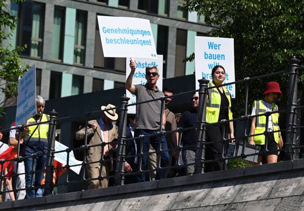 Cargo ship blocks Spree River during rally in Berlin BERLIN, GERMANY - JUNE 24: Participants gather on the banks of the Spree River as a cargo ship blocks the waterway in front of the Reichstag building during a rally organized by MIRO, the German minerals and aggregates industry association, in Berlin, Germany, on June 24, 2026. An 80-meter cargo ship loaded with construction aggregates blocked traffic on the Spree River while demonstrators called for stronger legal protection of mineral deposits and greater consideration of domestic mineral resource extraction and processing in spatial planning legislation. Volodymyr Sindieiev Anadolu Berlin Germany. Editorial use only. Please get in touch for any other usage.  Copyright: x2026xAnadoluxVolodymyrxSindieievx