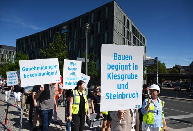 Cargo ship blocks Spree River during rally in Berlin BERLIN, GERMANY - JUNE 24: Participants gather on the banks of the Spree River as a cargo ship blocks the waterway in front of the Reichstag building during a rally organized by MIRO, the German minerals and aggregates industry association, in Berlin, Germany, on June 24, 2026. An 80-meter cargo ship loaded with construction aggregates blocked traffic on the Spree River while demonstrators called for stronger legal protection of mineral deposits and greater consideration of domestic mineral resource extraction and processing in spatial planning legislation. Volodymyr Sindieiev Anadolu Berlin Germany. Editorial use only. Please get in touch for any other usage.  Copyright: x2026xAnadoluxVolodymyrxSindieievx