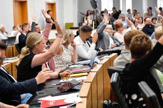 Es findet die Plenarsitzung im Saarländischen Landtag in Saarbrücken am Mittwoch (24.06.2026) statt. *** The plenary session of the Saarland State Parliament will take place in Saarbrücken on Wednesday, June 24, 2026.,detected_source_language bub