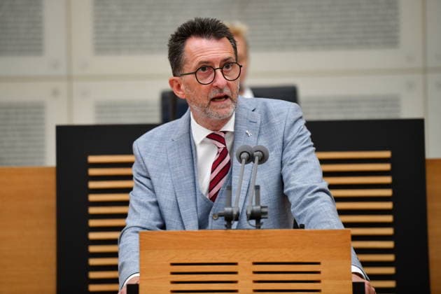 Es findet die Plenarsitzung im Saarländischen Landtag in Saarbrücken am Mittwoch (24.06.2026) statt. Im Bild: Reinhold Jost, Minister für Inneres, Bauen und Sport. *** The plenary session of the Saarland State Parliament will take place in Saarbrücken on Wednesday, June 24, 2026. Pictured is Reinhold Jost, Minister of the Interior, Construction, and Sports.,detected_source_language bub