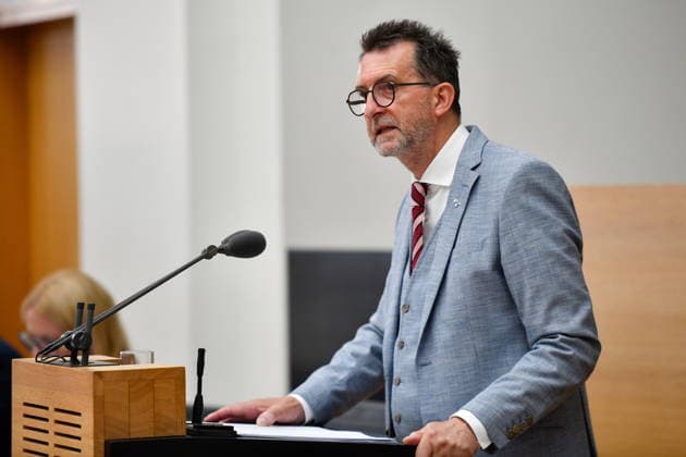 Es findet die Plenarsitzung im Saarländischen Landtag in Saarbrücken am Mittwoch (24.06.2026) statt. Im Bild: Reinhold Jost, Minister für Inneres, Bauen und Sport. *** The plenary session of the Saarland State Parliament will take place in Saarbrücken on Wednesday, June 24, 2026. Pictured is Reinhold Jost, Minister of the Interior, Construction, and Sports.,detected_source_language bub