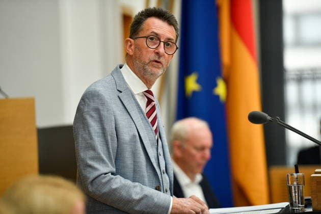 Es findet die Plenarsitzung im Saarländischen Landtag in Saarbrücken am Mittwoch (24.06.2026) statt. Im Bild: Reinhold Jost, Minister für Inneres, Bauen und Sport. *** The plenary session of the Saarland State Parliament will take place in Saarbrücken on Wednesday, June 24, 2026. Pictured is Reinhold Jost, Minister of the Interior, Construction, and Sports.,detected_source_language bub