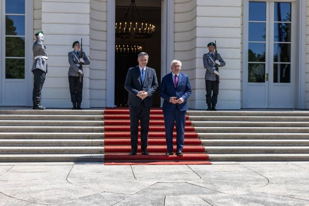 Berlin, Bundespräsident Frank-Walter Steinmeier trifft Präsidenten von Bosnien und Herzegowina Denis Becirovic Gespräch mit dem Präsidenten der Republik Bosnien und Herzegowina, Denis BeÄ‡iroviÄ‡ Deutschland, Berlin am 24. Juni 2026: Bundespräsident Frank-Walter Steinmeier empfängt im Schloss Bellevue (hinteren Eingang) das Staatsoberhaupt der Republik Bosnien und Herzegowina, Denis BeÄ‡iroviÄ‡. *** Meeting with the President of the Republic of Bosnia and Herzegovina, Denis BeÄ‡iroviÄ‡, in Berlin, Germany, on June 24, 2026. Federal President Frank Walter Steinmeier welcomes the head of state of the Republic of Bosnia and Herzegovina at the rear entrance of Bellevue Palace, Denis BeÄ‡iroviÄ‡,detected_source_language