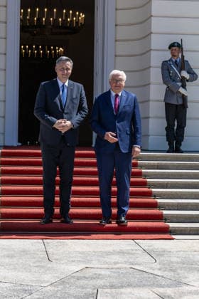 Berlin, Bundespräsident Frank-Walter Steinmeier trifft Präsidenten von Bosnien und Herzegowina Denis Becirovic Gespräch mit dem Präsidenten der Republik Bosnien und Herzegowina, Denis BeÄ‡iroviÄ‡ Deutschland, Berlin am 24. Juni 2026: Bundespräsident Frank-Walter Steinmeier empfängt im Schloss Bellevue (hinteren Eingang) das Staatsoberhaupt der Republik Bosnien und Herzegowina, Denis BeÄ‡iroviÄ‡. *** Meeting with the President of the Republic of Bosnia and Herzegovina, Denis BeÄ‡iroviÄ‡, in Berlin, Germany, on June 24, 2026. Federal President Frank Walter Steinmeier welcomes the head of state of the Republic of Bosnia and Herzegovina at the rear entrance of Bellevue Palace, Denis BeÄ‡iroviÄ‡,detected_source_language