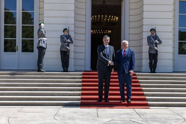 Berlin, Bundespräsident Frank-Walter Steinmeier trifft Präsidenten von Bosnien und Herzegowina Denis Becirovic Gespräch mit dem Präsidenten der Republik Bosnien und Herzegowina, Denis BeÄ‡iroviÄ‡ Deutschland, Berlin am 24. Juni 2026: Bundespräsident Frank-Walter Steinmeier empfängt im Schloss Bellevue (hinteren Eingang) das Staatsoberhaupt der Republik Bosnien und Herzegowina, Denis BeÄ‡iroviÄ‡. *** Meeting with the President of the Republic of Bosnia and Herzegovina, Denis BeÄ‡iroviÄ‡, in Berlin, Germany, on June 24, 2026. Federal President Frank Walter Steinmeier welcomes the head of state of the Republic of Bosnia and Herzegovina at the rear entrance of Bellevue Palace, Denis BeÄ‡iroviÄ‡,detected_source_language