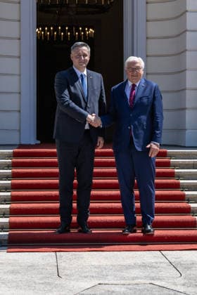 Berlin, Bundespräsident Frank-Walter Steinmeier trifft Präsidenten von Bosnien und Herzegowina Denis Becirovic Gespräch mit dem Präsidenten der Republik Bosnien und Herzegowina, Denis BeÄ‡iroviÄ‡ Deutschland, Berlin am 24. Juni 2026: Bundespräsident Frank-Walter Steinmeier empfängt im Schloss Bellevue (hinteren Eingang) das Staatsoberhaupt der Republik Bosnien und Herzegowina, Denis BeÄ‡iroviÄ‡. *** Meeting with the President of the Republic of Bosnia and Herzegovina, Denis BeÄ‡iroviÄ‡, in Berlin, Germany, on June 24, 2026. Federal President Frank Walter Steinmeier welcomes the head of state of the Republic of Bosnia and Herzegovina at the rear entrance of Bellevue Palace, Denis BeÄ‡iroviÄ‡,detected_source_language