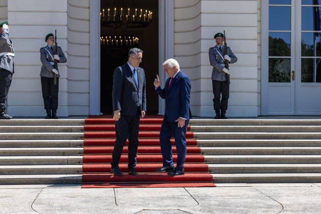 Berlin, Bundespräsident Frank-Walter Steinmeier trifft Präsidenten von Bosnien und Herzegowina Denis Becirovic Gespräch mit dem Präsidenten der Republik Bosnien und Herzegowina, Denis BeÄ‡iroviÄ‡ Deutschland, Berlin am 24. Juni 2026: Bundespräsident Frank-Walter Steinmeier empfängt im Schloss Bellevue (hinteren Eingang) das Staatsoberhaupt der Republik Bosnien und Herzegowina, Denis BeÄ‡iroviÄ‡. *** Meeting with the President of the Republic of Bosnia and Herzegovina, Denis BeÄ‡iroviÄ‡, in Berlin, Germany, on June 24, 2026. Federal President Frank Walter Steinmeier welcomes the head of state of the Republic of Bosnia and Herzegovina at the rear entrance of Bellevue Palace, Denis BeÄ‡iroviÄ‡,detected_source_language